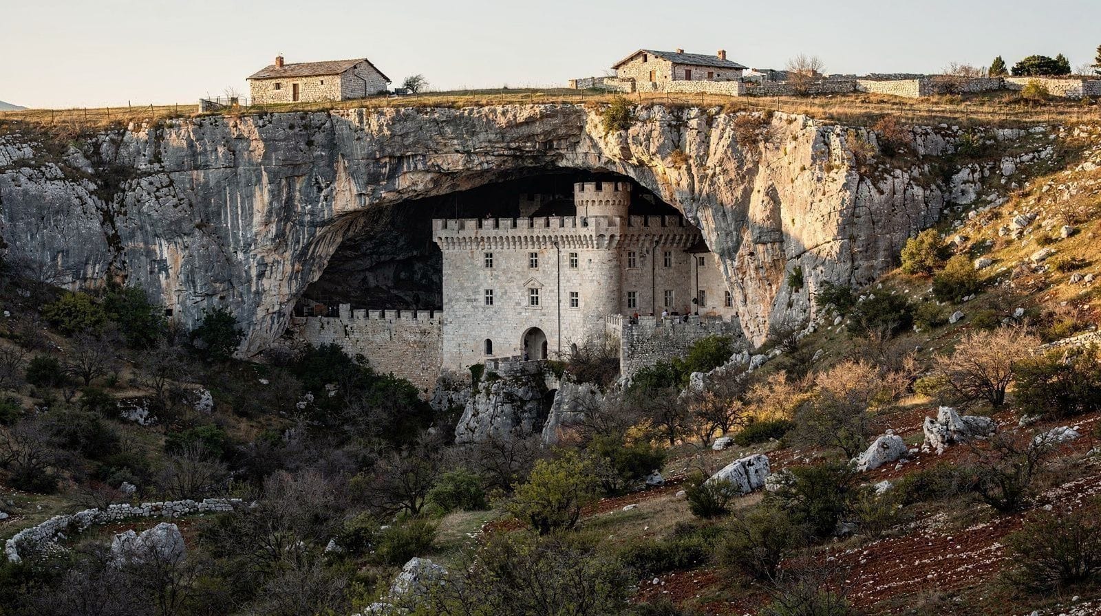 Château de Predjama : la plus grande forteresse troglodytique du monde