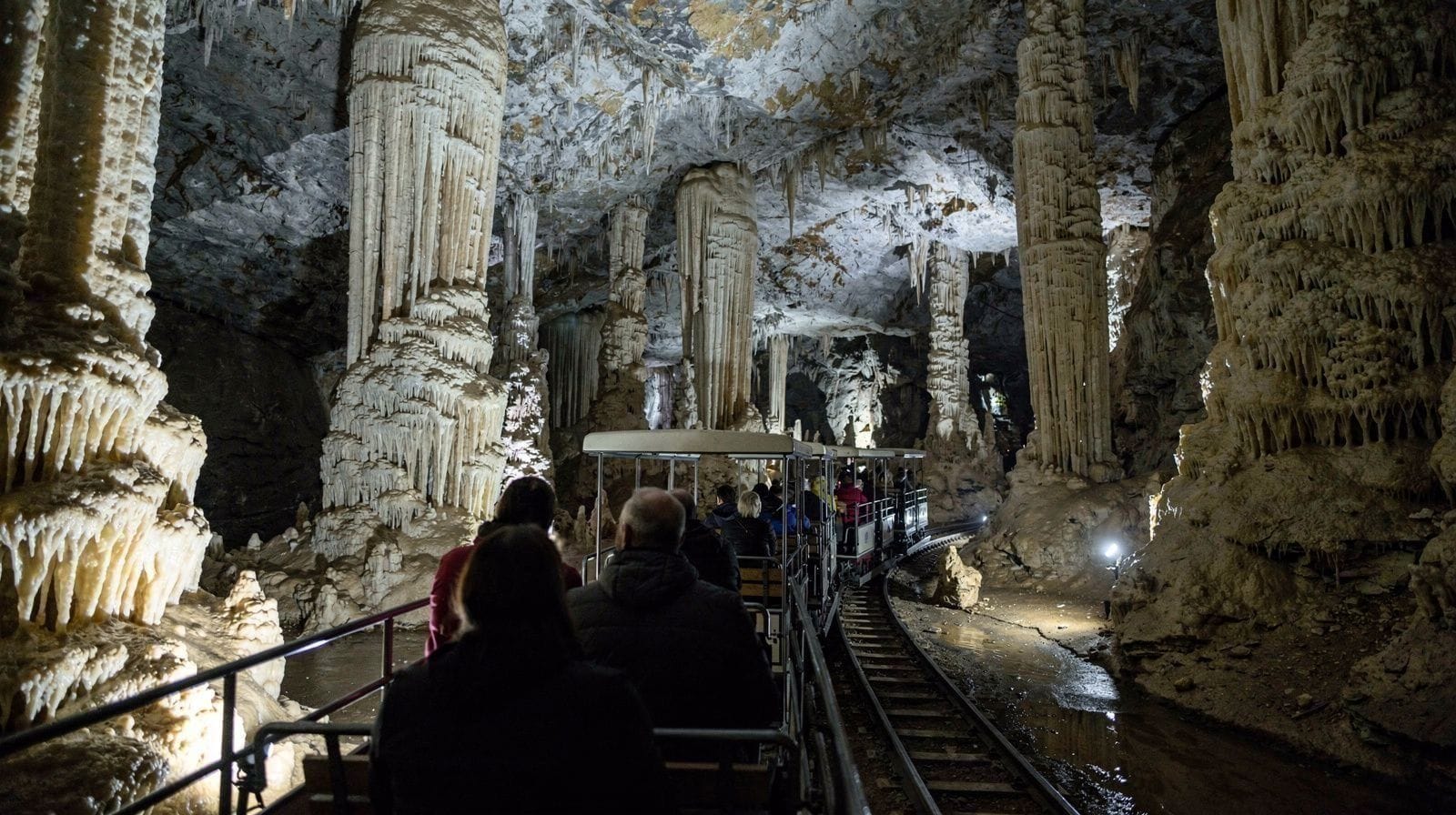 Como É Realmente o Passeio de Comboio na Gruta de Postojna