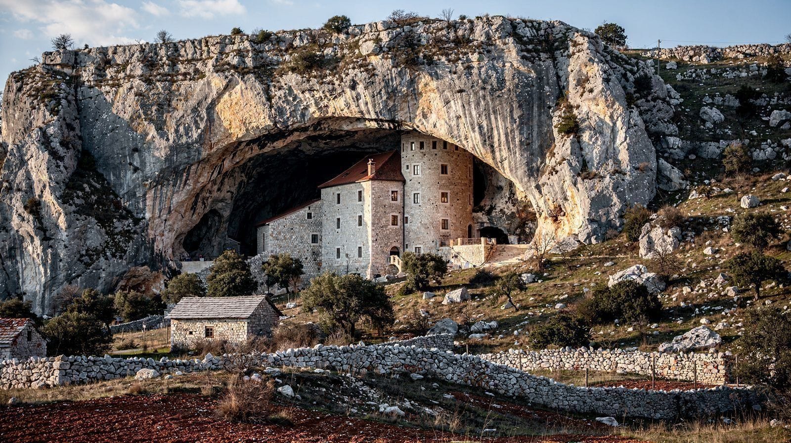 Castelo de Predjama: A Maior Fortaleza-Gruta do Mundo