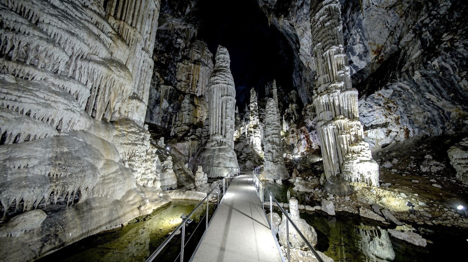 Grutas Turísticas da Eslovénia: Visão Geral Completa do Karst
