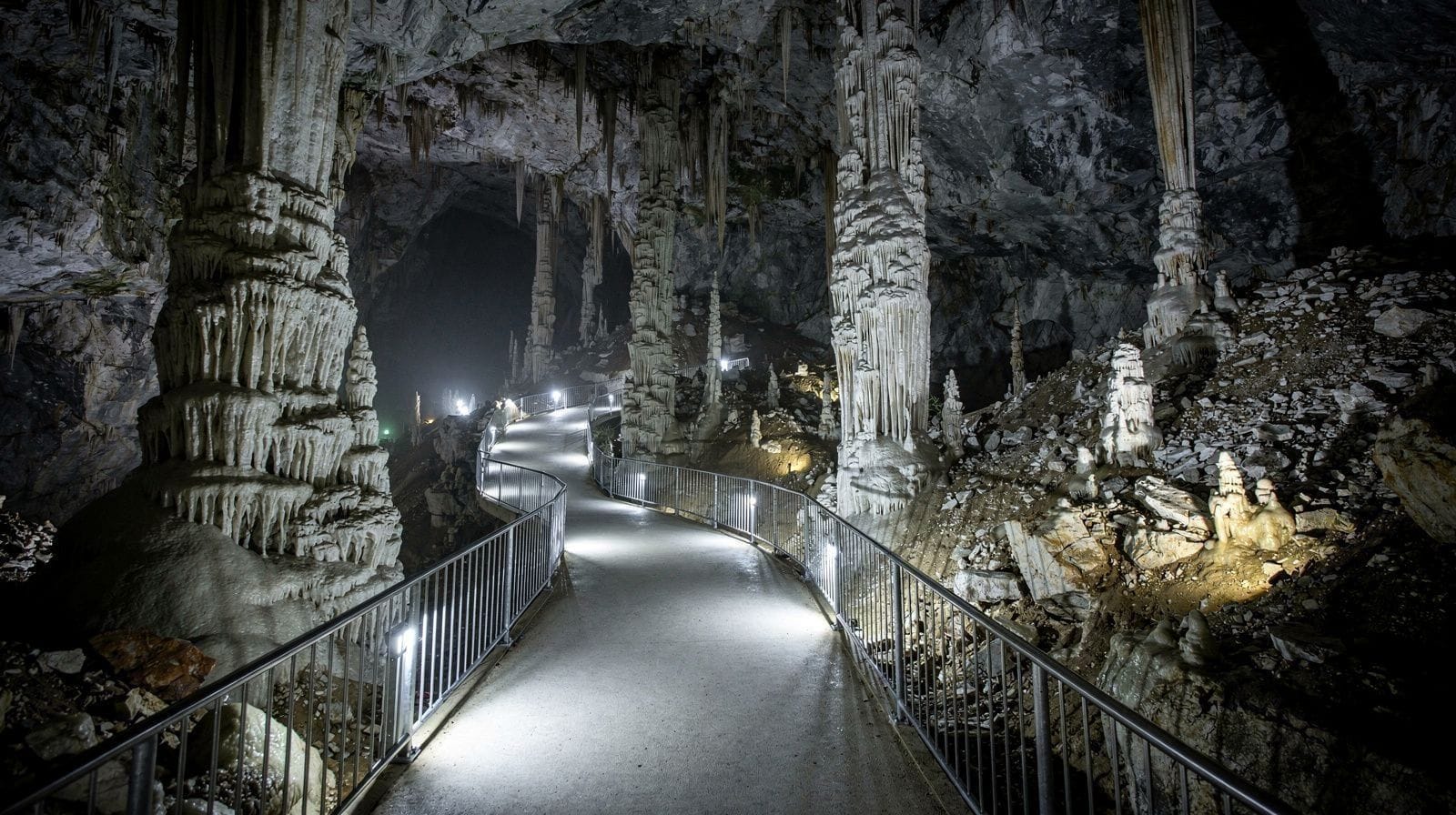 Grutas Turísticas vs Espeleologia Real: O Que 'Caving' Significa na Eslovénia